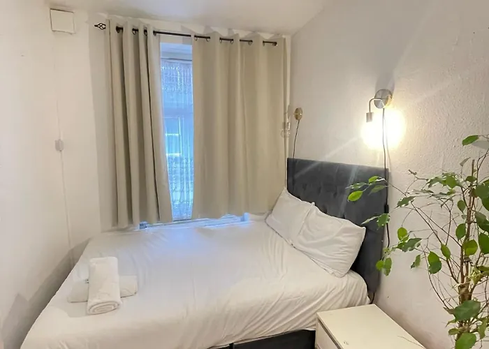 2 Bedroom Flat Ground Floor Nw1