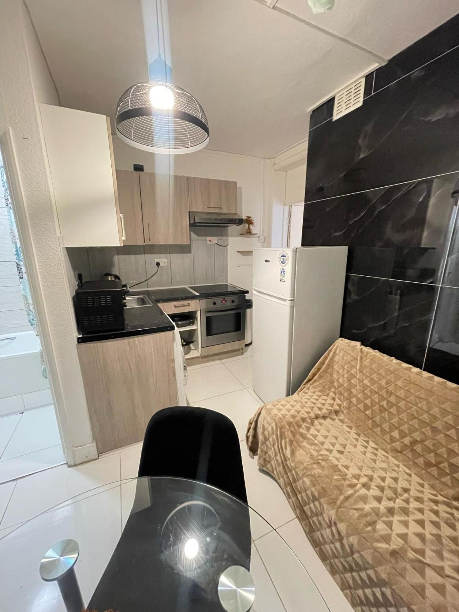 2 Bedroom Flat Ground Floor Nw1 *